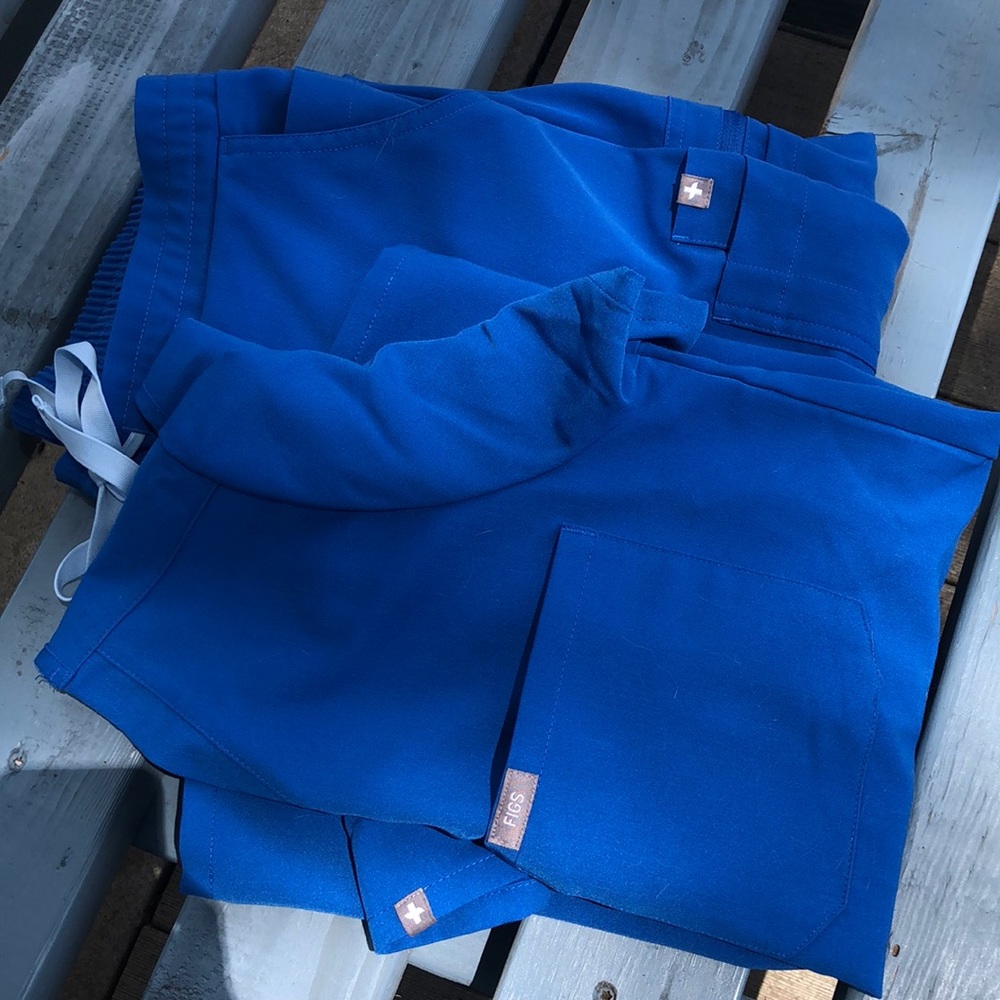 FIGS women’s scrubs